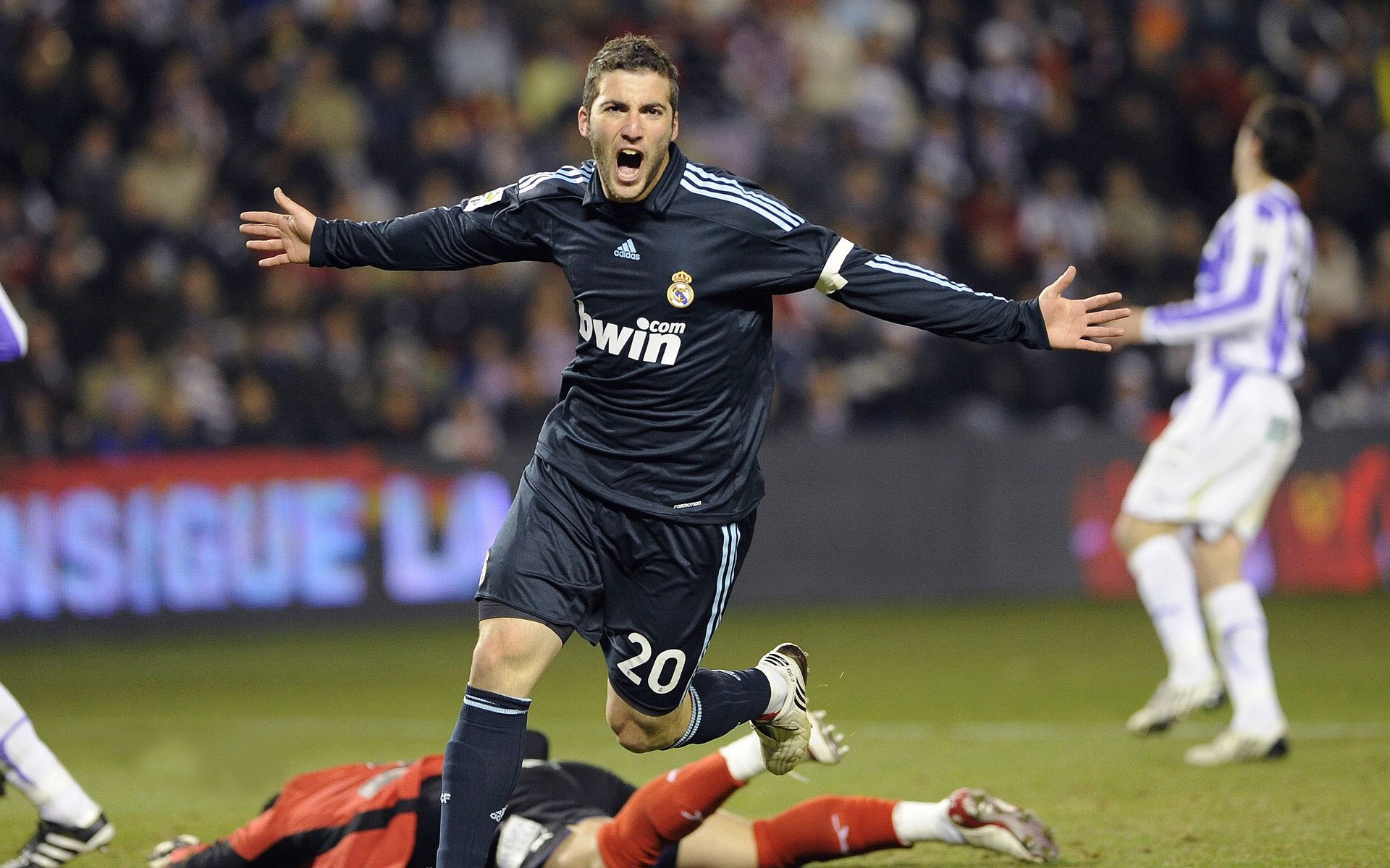 开云官网登录-丹·卡特：世界级的踢球技巧，带领全黑队屡创佳绩，丹特巅峰水平